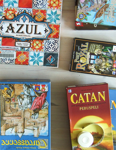 Pelilaatikoita: Azul, Carcassonne, Catan, Port Royal ja Dale of Merchants - sekä mittanauha.